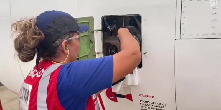 Aos 46 anos, mulher troca máquinas agrícolas por aviões e vira mecânica aeronáutica no DF