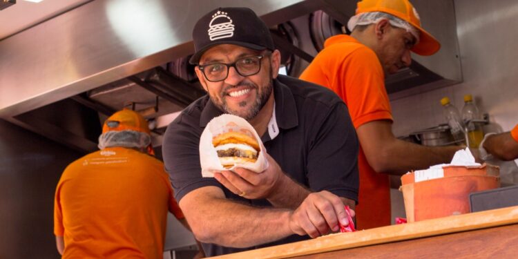 Do low carb ao 'bomba': Dia do Hambúrguer movimenta hamburguerias no DF; veja promoções